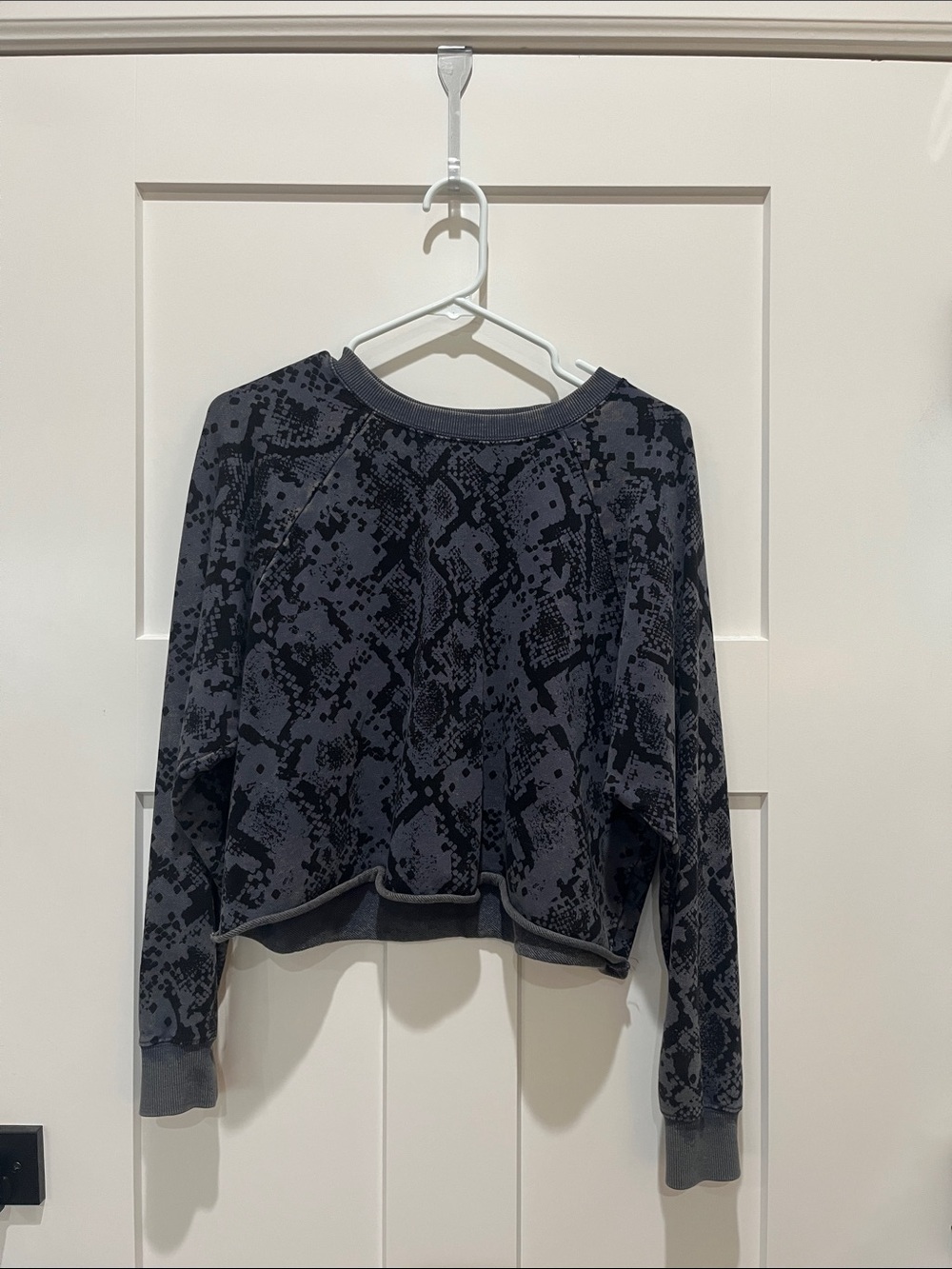 Joy Lab Charcoal Snake-Print Cropped Sweatshirt